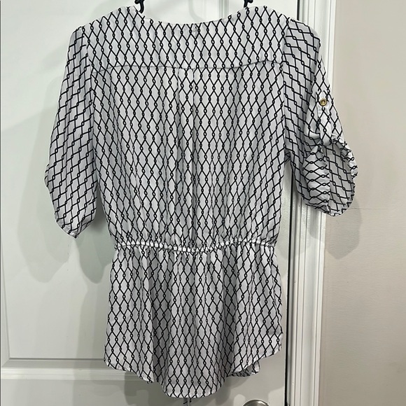 J for Justify Black and White Plunge V-Neck Short Sleeve Blouse - Picture 6 of 6